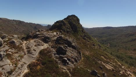 Atemberaubende-Mittelalterliche-Burg-Auf-Dem-Berggipfel-Von-Castro-Laboreiro-In-Portugal,-Luftaufnahme