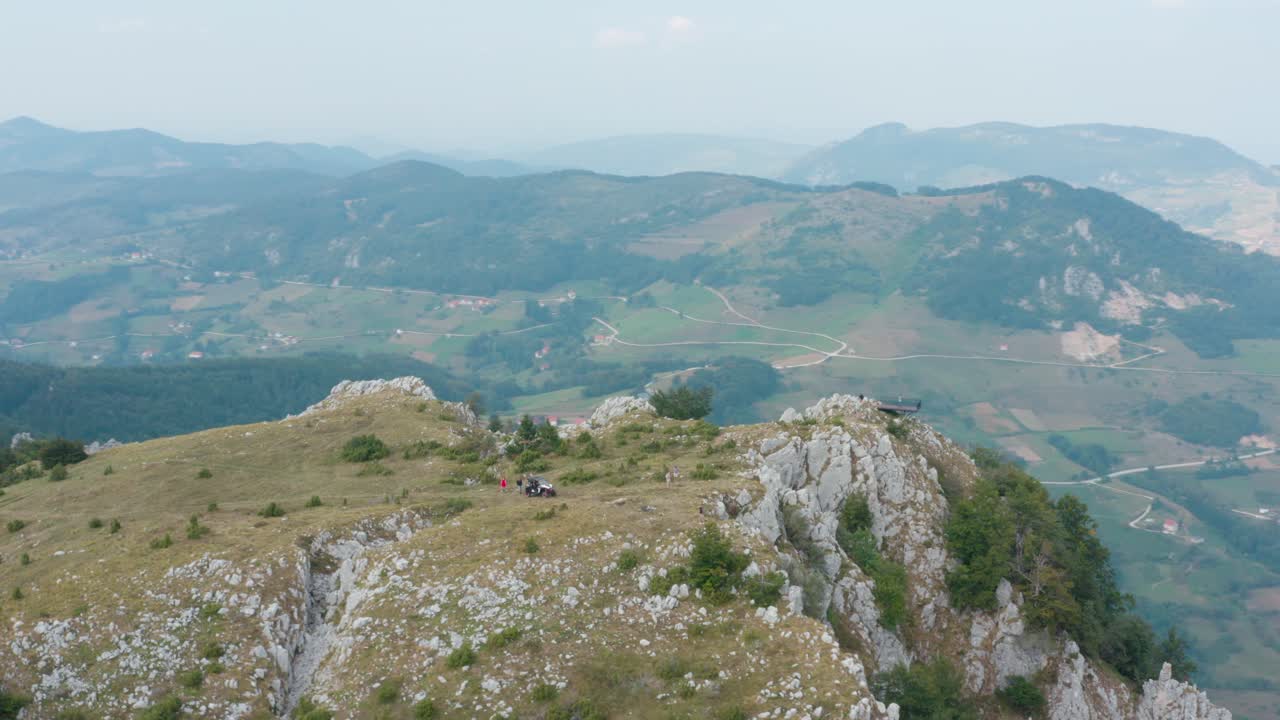 impresionante vista aérea de la montaña mucanj en un día nublado