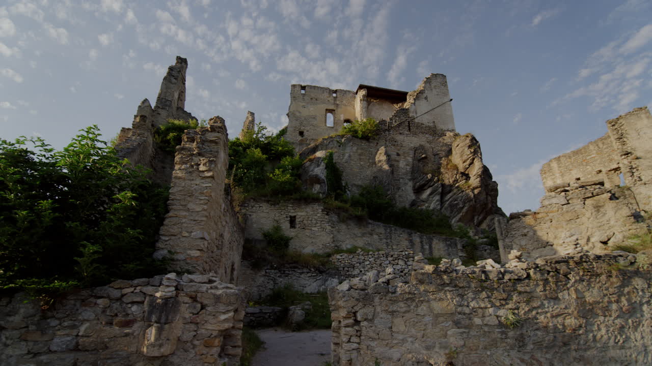 Veduta panoramica delle rovine del castello di Durnstein, Durnsteinburg, sito storico germanico, resti medievali in Europa, Austria, lungo il Danubio, attrazione turistica austriaca