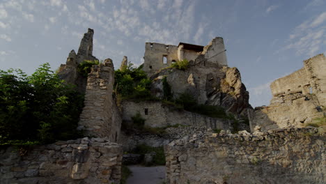 Toma-Panorámica-De-Las-Ruinas-Del-Castillo-De-Durnstein,-Durnsteinburg,-Sitio-Histórico-Germánico,-Restos-De-La-Edad-Media-Medieval-En-Europa,-Austria,-Región-Del-Río-Danubio,-Hito-De-Viaje,-Turismo-Turístico-Austriaco