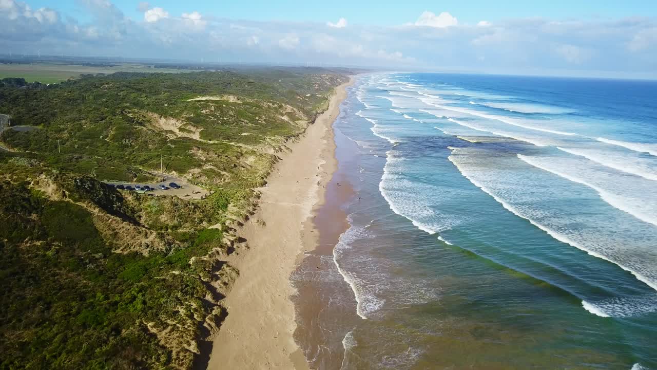 imágenes aéreas que descienden sobre la playa en venus bay, victoria, australia