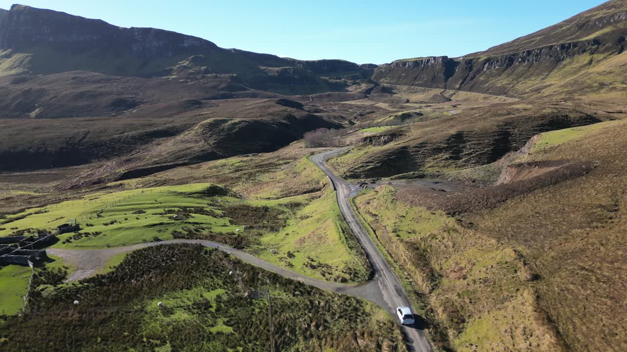 스카이 스코틀랜드 섬의 트로터니쉬 산마루에서 퀴라잉 암석을 통해 고원 도로에서 차를 따라가다