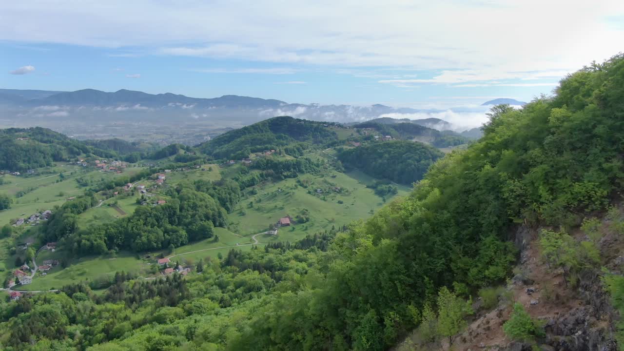 Dolly in con grandangolo e ripresa aerea con drone di splendide montagne e valli nell'insediamento di Suhi Potok nel comune di Kocevje, nella Slovenia meridionale