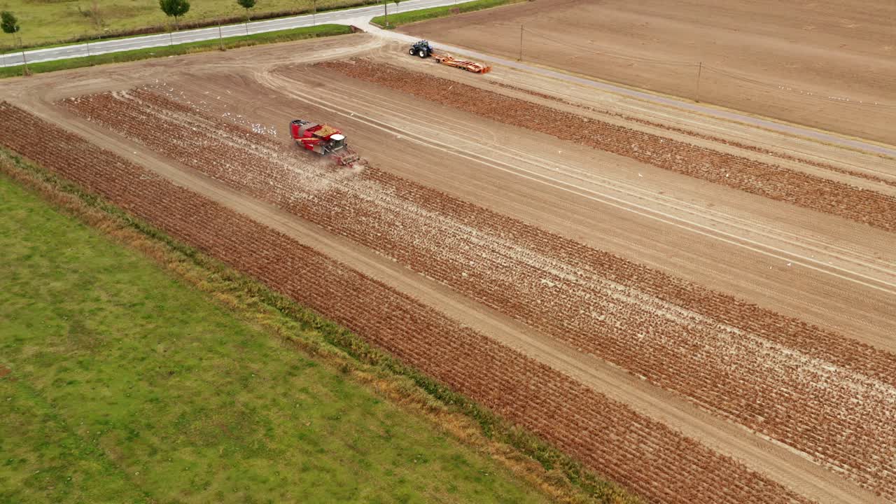 agricultores arando su campo en la temporada de cosecha en el campo de chipping norton temprano en la mañana antes de que lloviera y empeorara los niveles de porcentaje de agua