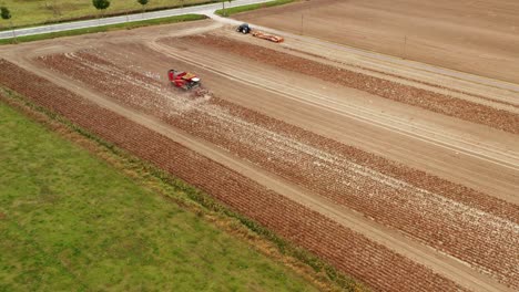 Bauern-Pflügen-Ihr-Feld-In-Der-Erntesaison-In-Der-Landschaft-Von-Chipping-Norton-Am-Frühen-Morgen,-Bevor-Der-Regen-Kam-Und-Den-Wasseranteil-Verschlechterte