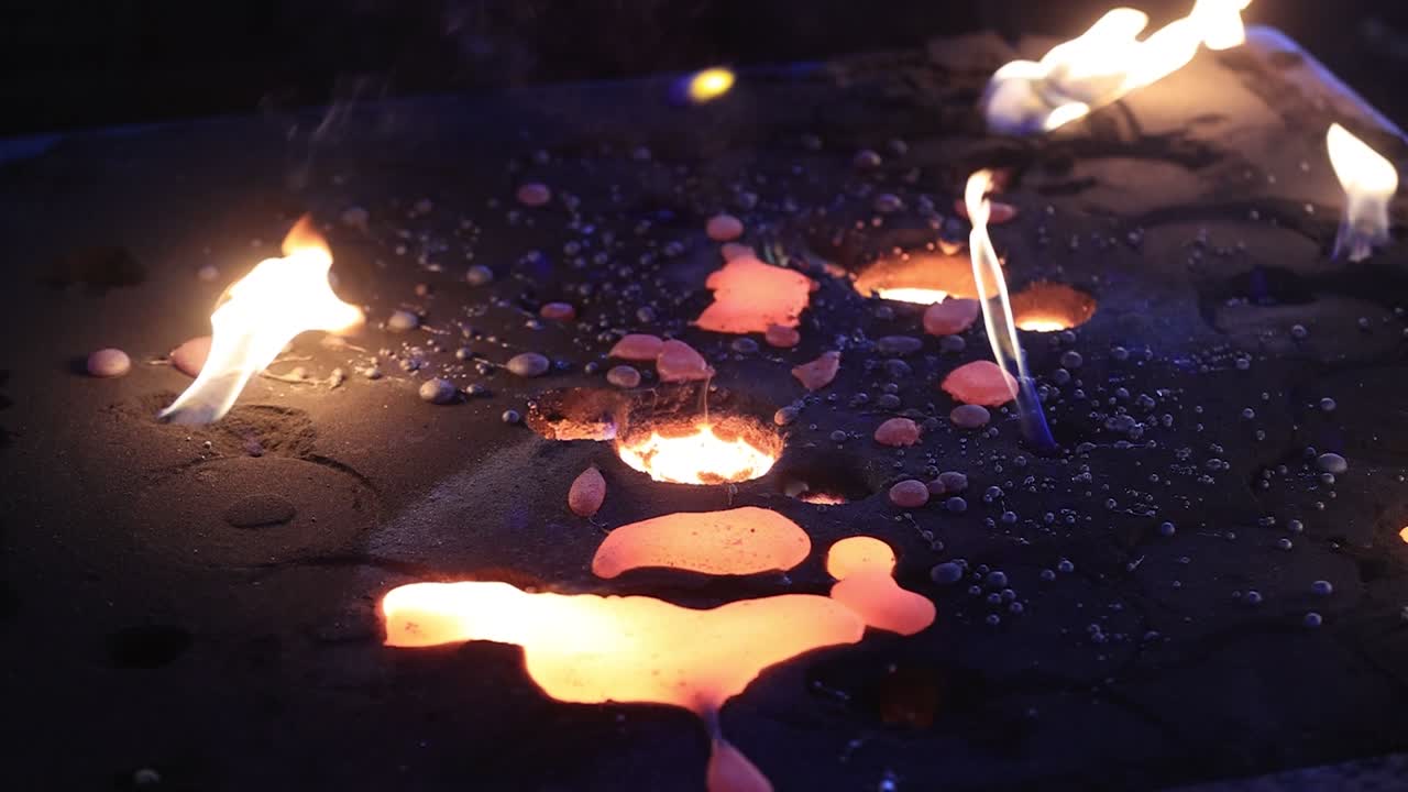 금속 공장에서의 금속 및 합금 금속 공장 노동자, 뒷면, 은 금속의 연기가