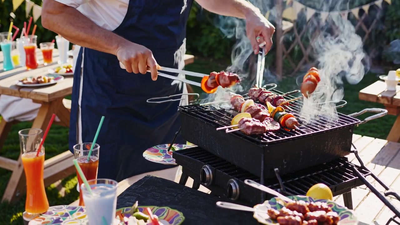 Uomo che griglia spiedini di carne e verdure a un barbecue all'aperto