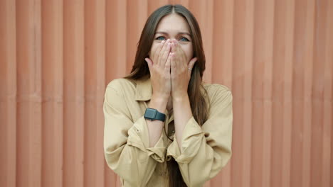 mujer expresando diferentes emociones