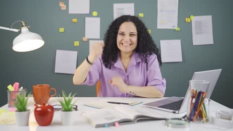 Studentin-Erlebt-Freude-Beim-Blick-In-Die-Kamera.