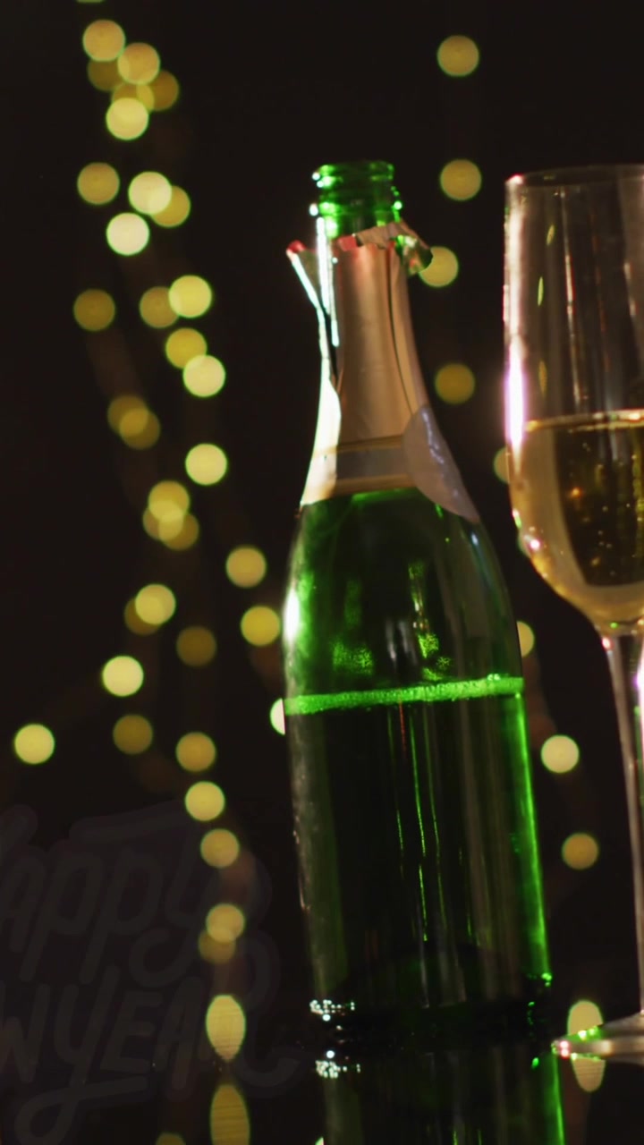 Animazione con auguri di Capodanno su bottiglia di champagne e bicchieri