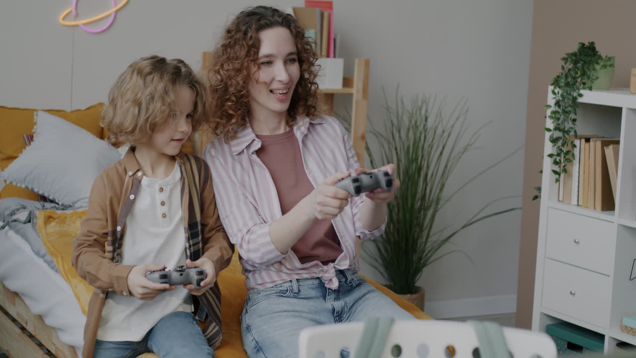 madre e hijo jugando videojuegos juntos