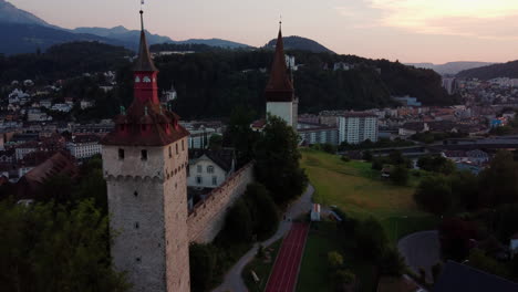 Vista-Aérea-De-Las-Antiguas-Murallas-De-Castas-En-Museggmauer-Y-Su-Torre-De-Vigilancia-En-Lucerna,-Suiza