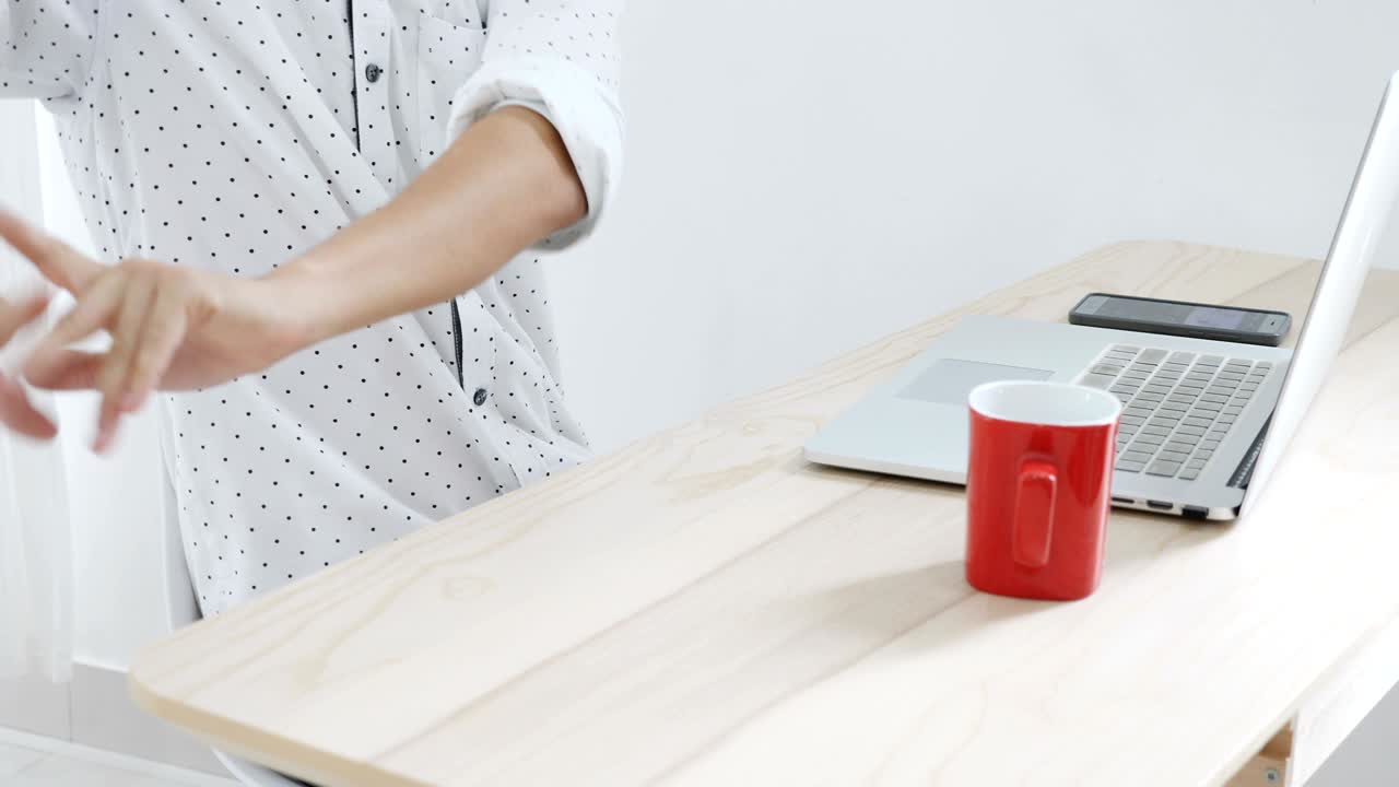 4k 젊은 사업가 사무실에서 노트북에서 일하고, 불편함과 허리 통증을 느다.