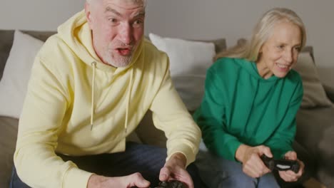una pareja de ancianos jugando videojuegos.