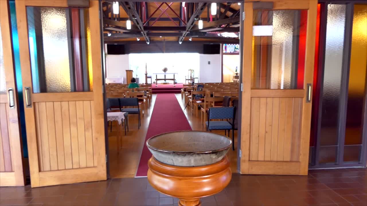 종교적인 기독교 또는 가톨릭의  사당과 예배자를 위한 제단