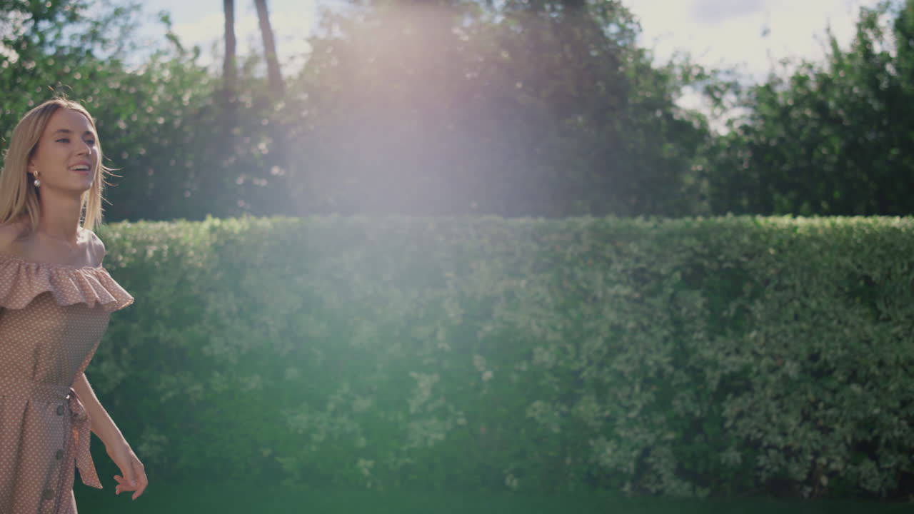 공원 에서 날아다니는 디스크 를 가지고 달리는 여자.부모 와 아이 들 이 날아다니는 디스크 를 가지고 놀고 있다