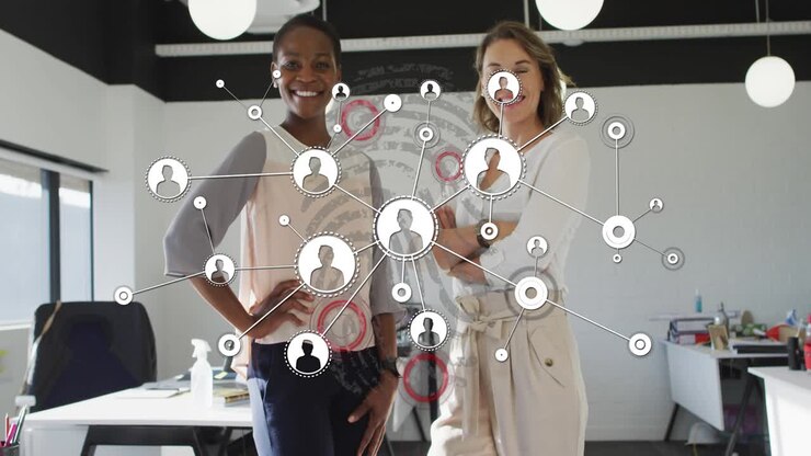 To kvinder, der poserer på kontoret med en svag, digital grafik, der stiger op over venstre torso og et voksende netværk for salg