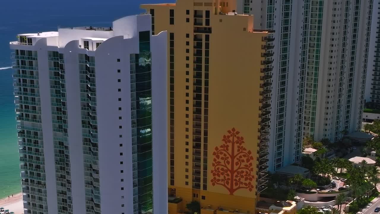 Vista de um arranha-céu com vista para o oceano em Miami, EUA