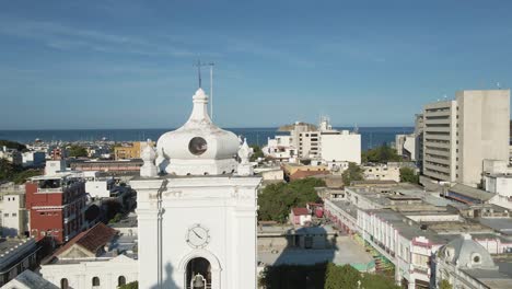 el dron vuela más allá de la cima de la catedral de santa marta y a través de la ciudad de santa marta en colombia.