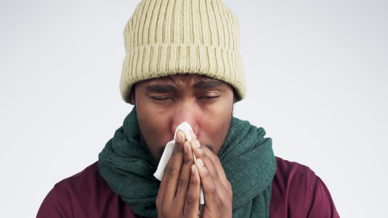 enfermo, hombre negro y cara de estudio con gripe