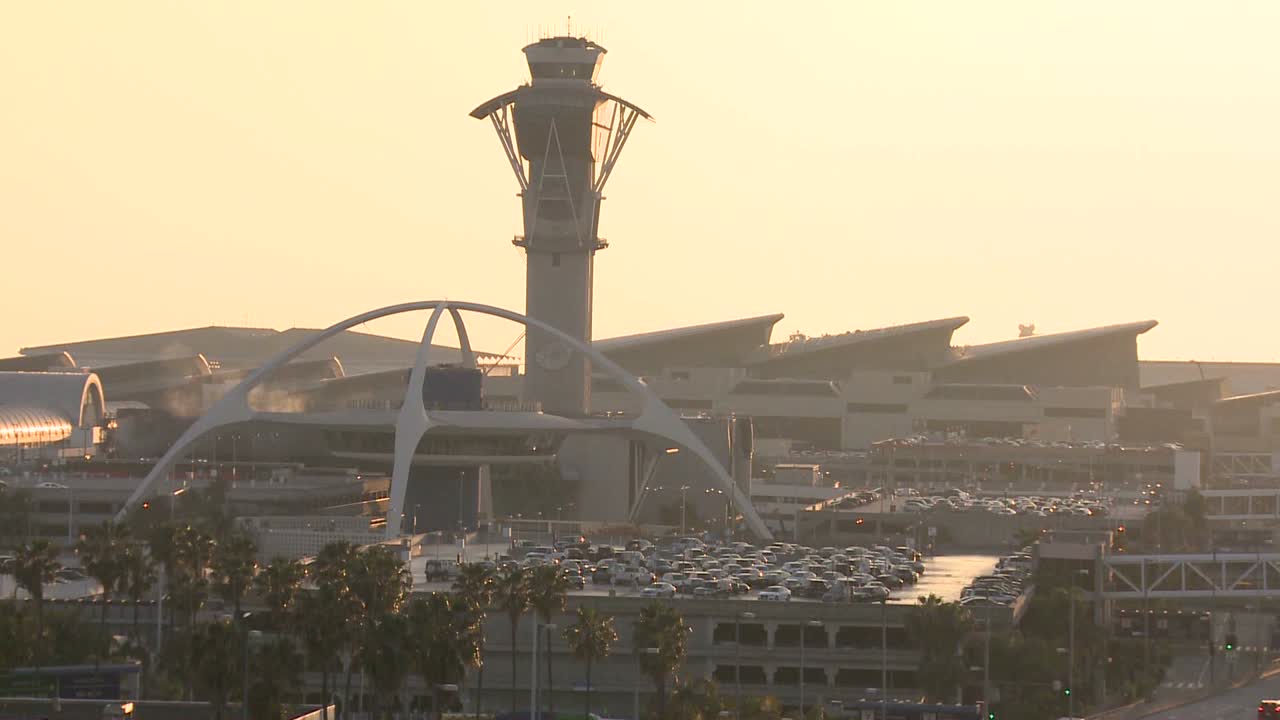 toma de establecimiento del anochecer del aeropuerto internacional de los angeles