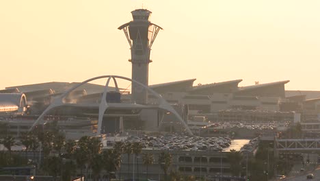 Eröffnungsaufnahme-Des-Internationalen-Flughafens-Von-Los-Angeles-In-Der-Abenddämmerung