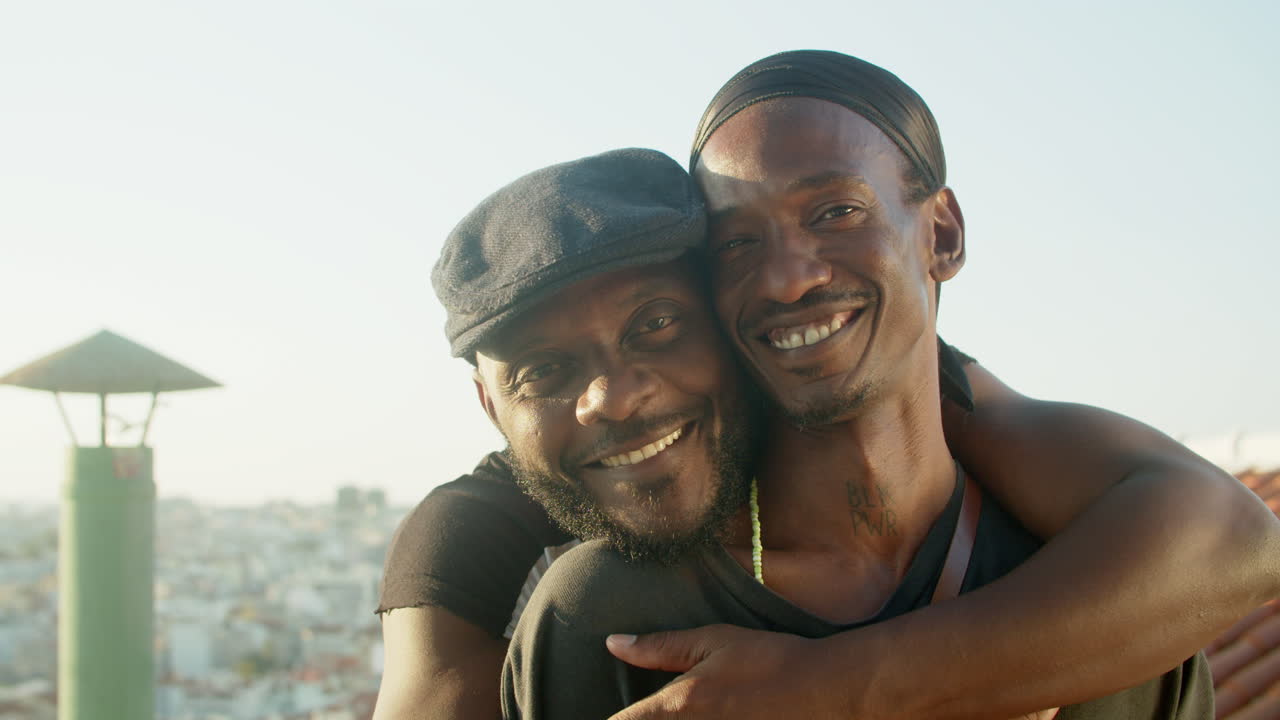 그의 연인을 뒤에서 껴안는 행복한 남자의 전면 모습