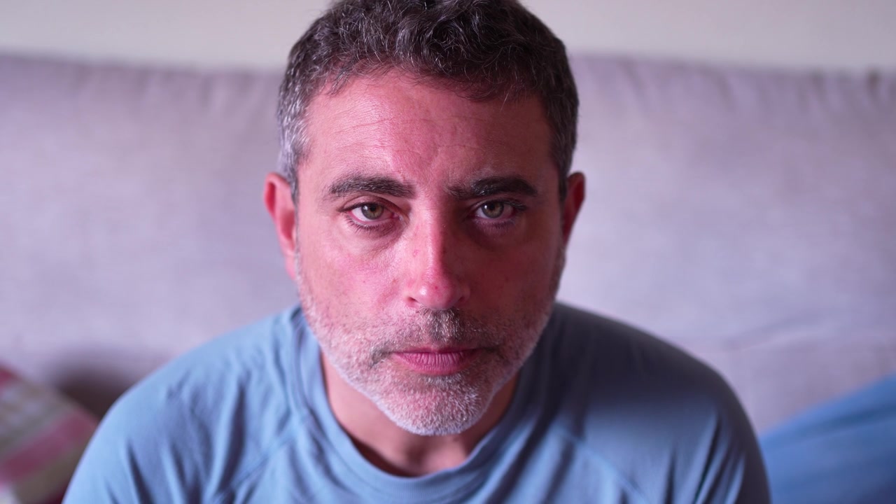 Um homem contemplativo, imerso em momentos de profunda reflexão e introspecção