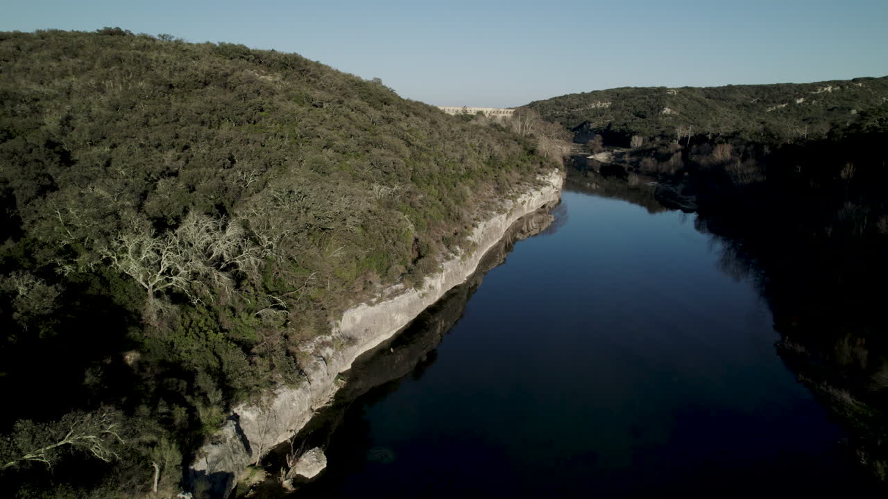 Scorcio del Ponte Romano, Pont du Gard, sopra una foresta, vicino a Nimes, nel Sud della Francia.