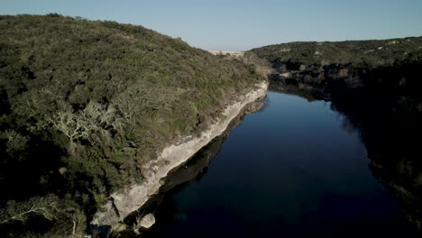 Descubrimiento-Del-Puente-Romano-Sobre-El-Bosque,-Pont-Du-Gard,-Cerca-De-Nimes,-Sur-De-Francia