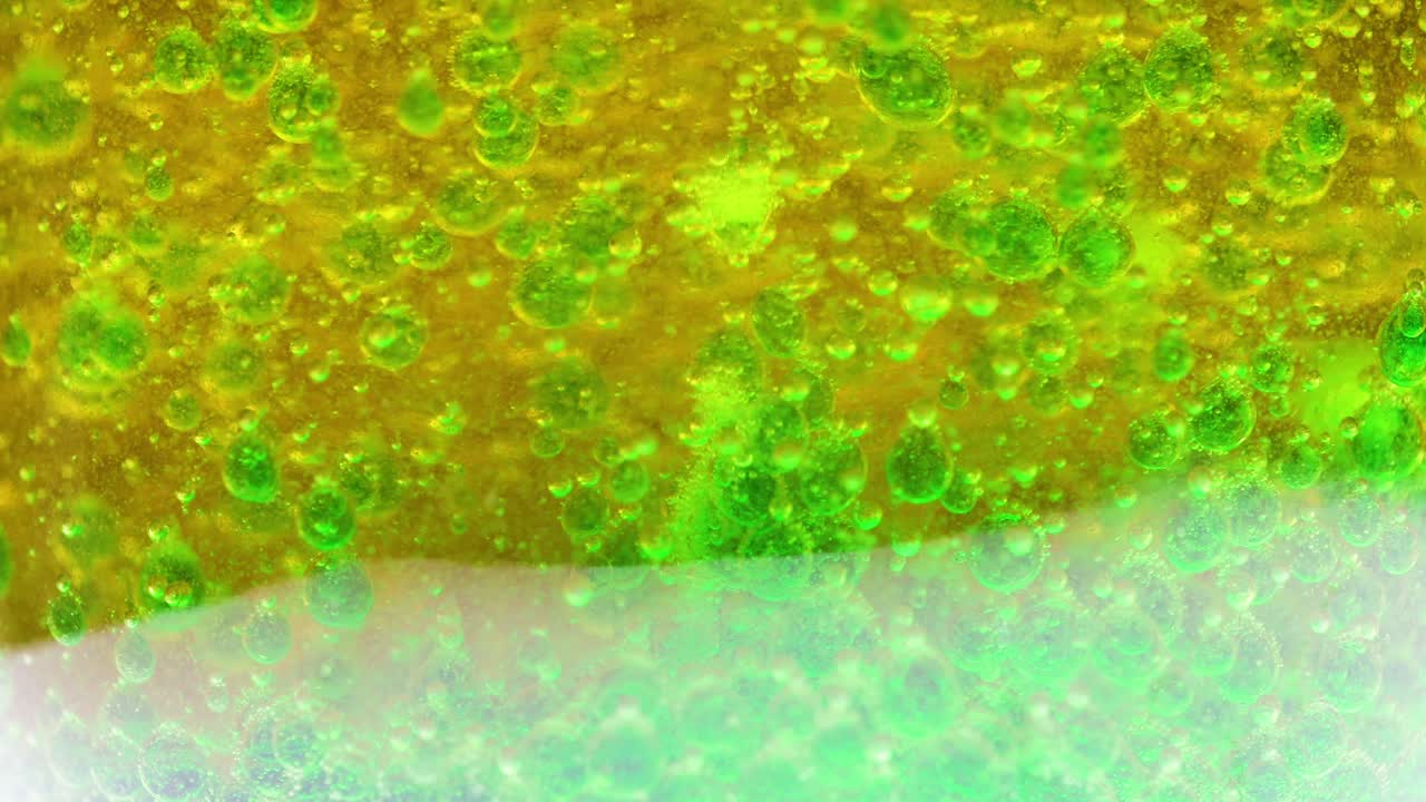 거품이있는 추상적인 액체