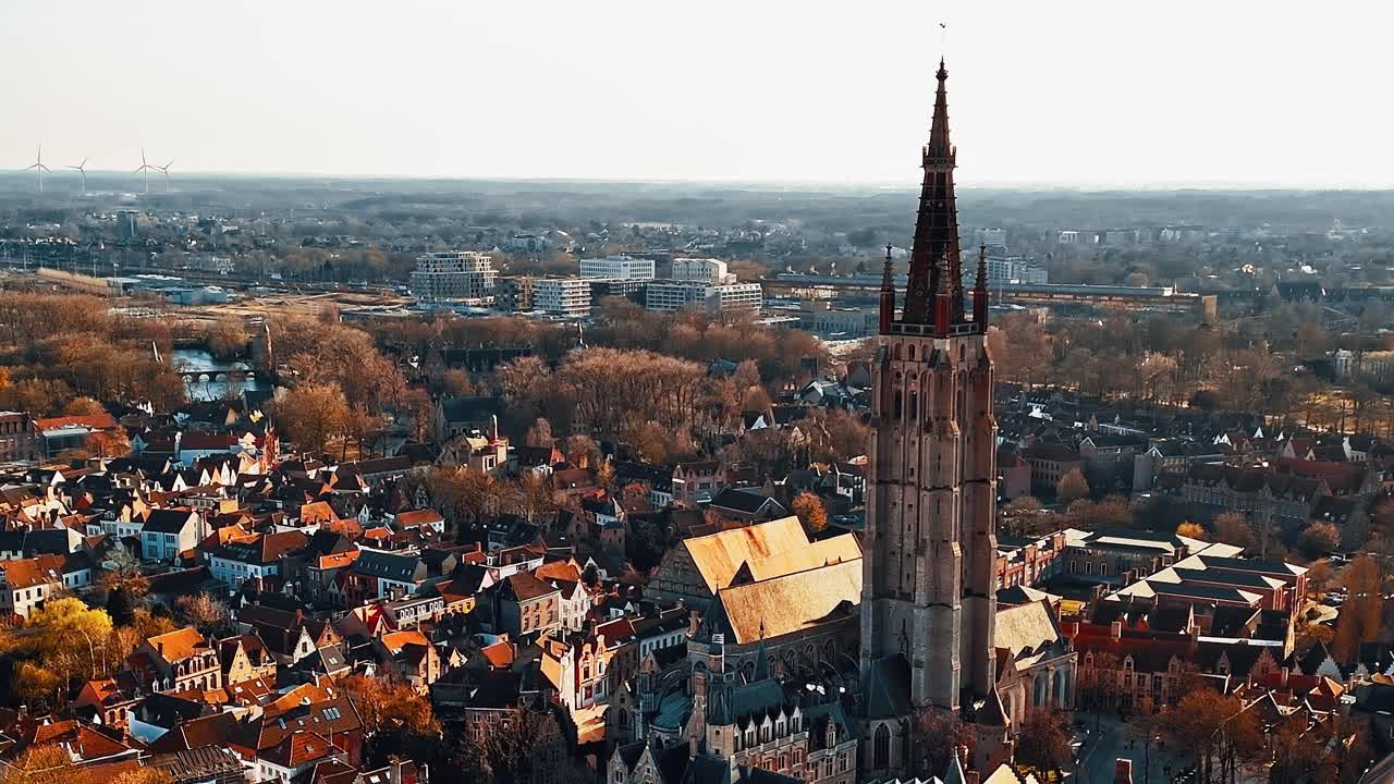 Skyline di Bruges con la storica torre della chiesa alla luce della sera