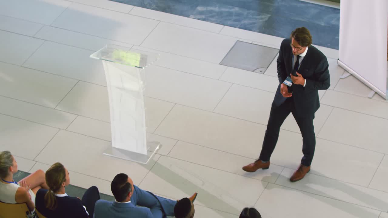 비즈니스 세미나에서 남자 연설자 4k