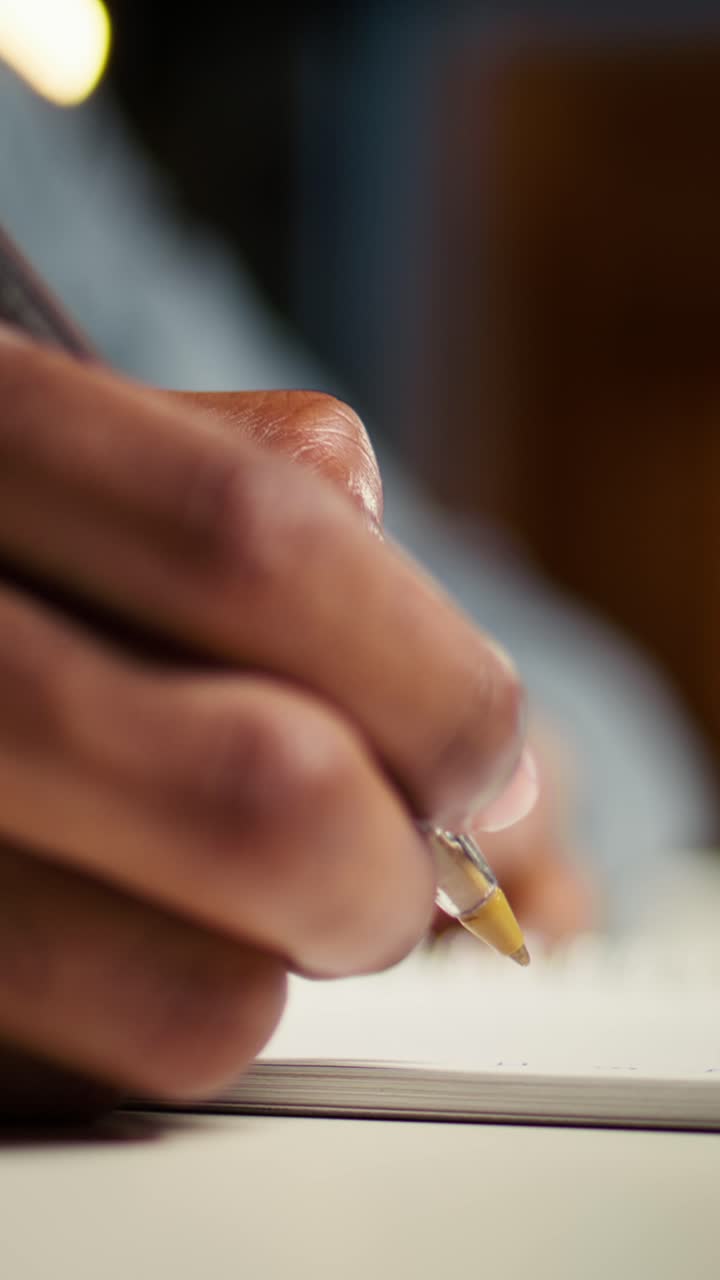 Eine Person schreibt mit einem Stift auf Papier