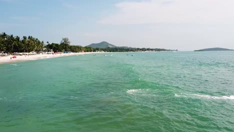 jet ski en una playa tropical