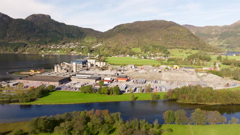 fábrica industrial en aardal, stavanger, especializada en la producción de tejas de techo de arena, noruega.