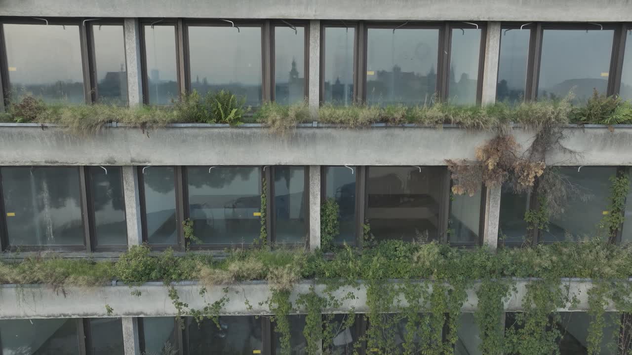 avión no tripulado disparado cracovia polonia abandonada estructura brutalista soviética hala foro al amanecer