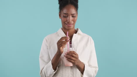 una mujer joven bebiendo un batido promedio.