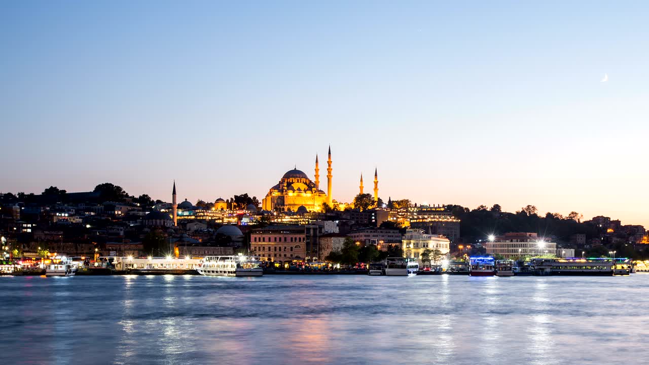 vista en time-lapse de la ciudad de estambul con la mezquita de suleymaniye con barcos turísticos flotando en el bósforo por la noche