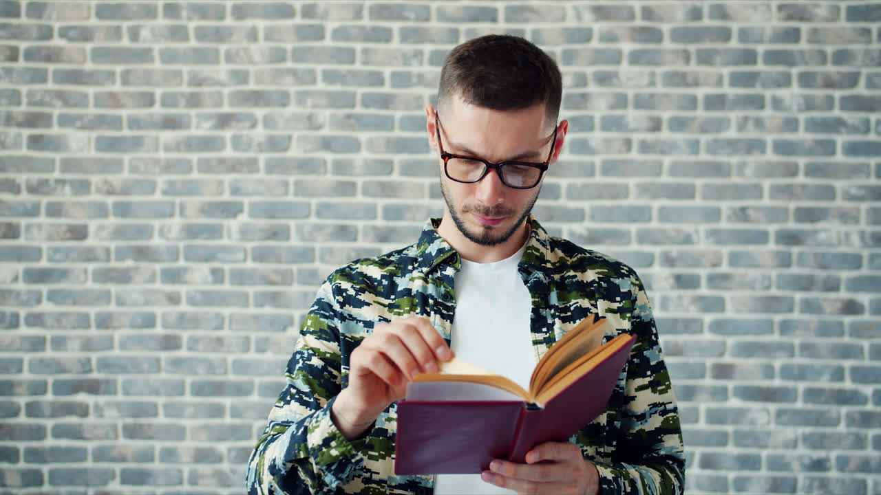 hombre leyendo un libro