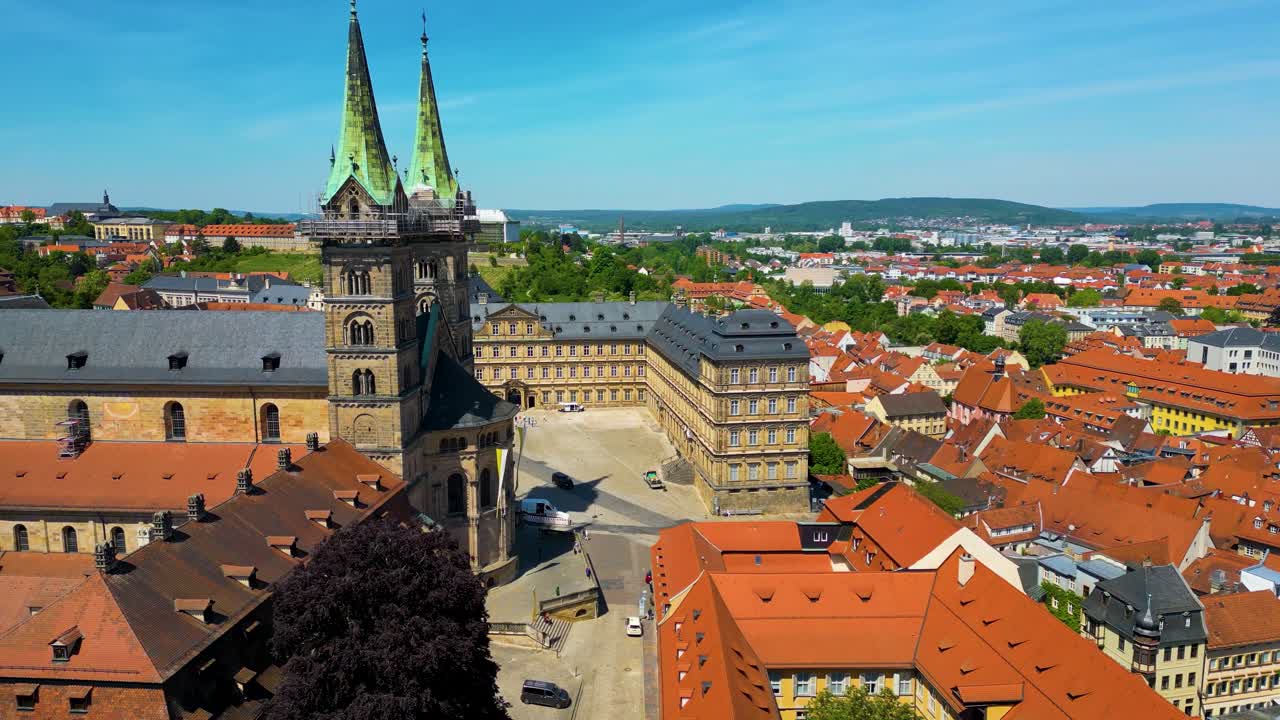 Video drone aereo 4K dello storico Palazzo Neue Residenz e della Cattedrale di Bamberg nella zona della Città Vecchia del centro di Bamberg, Germania.