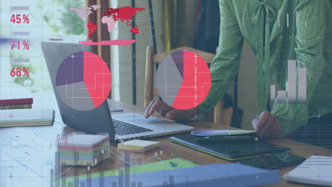 animación del procesamiento de datos financieros sobre una mujer biracial usando una computadora portátil
