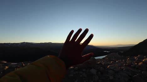 imágenes en cámara lenta de los rayos del sol a través de los dedos