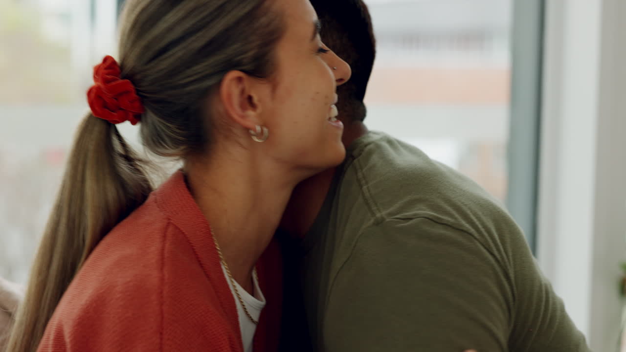 Amour, étreinte et jeune couple se relaxant chez eux
