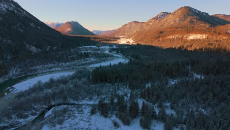 Río-Isar,-Bosque-Nevado-De-Invierno