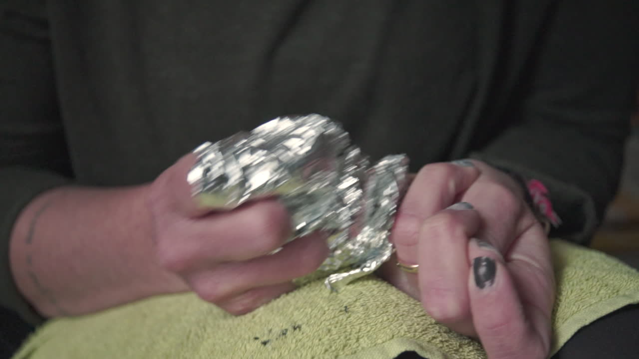 실내에서 매니큐어를 바르는 백인 여성의 클로즈업 영상