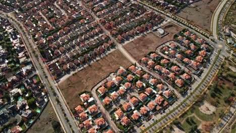 Aerial-view-dolly-in-of-similar-houses-in-a-luxurious-and-quiet-neighborhood-in-Las-Condes,-Santiago,-Chile