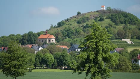 una vista de la pequeña ciudad de jicin en la zona rural de chequia