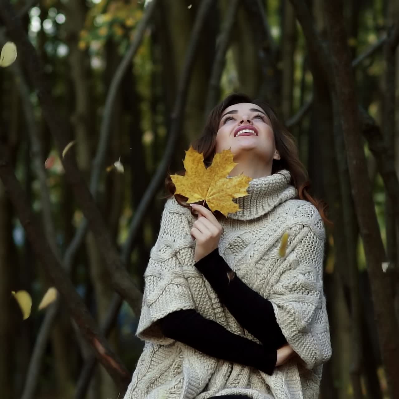 belleza romántica chica al aire libre disfrutando de la naturaleza