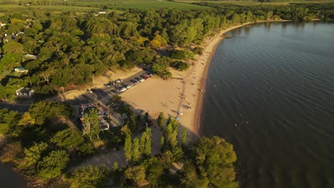 Hermosa-Toma-De-Drones-De-La-Costa-Del-Río-Uruguay-Al-Atardecer